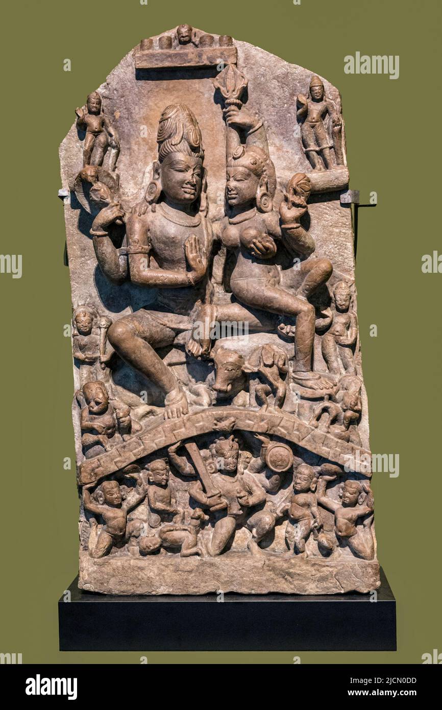 Sandsteinstele der hinduistischen Gottheit Shiva und seiner Familie, aus Nordindien und aus dem 9.. Jahrhundert. Asian Civilizations Museum, Republik Stockfoto