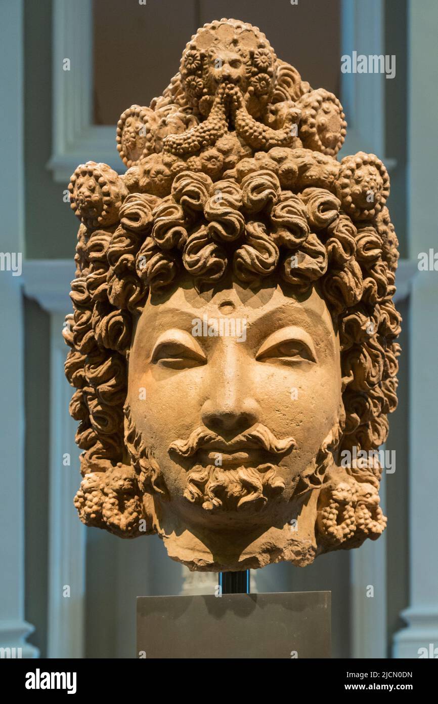 Terrakotta-Kopf eines Bodhisattva, der um das 4.. Jahrhundert in Gandhara (heute Pakistan und Afghanistan) hergestellt wurde. Asian Civilizations Museum, Republik Stockfoto