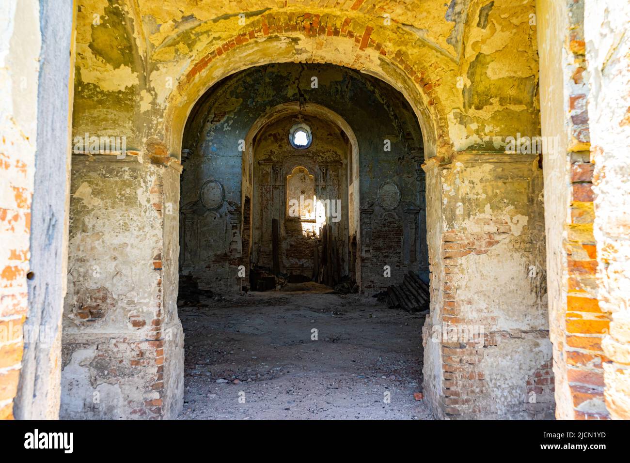 Eingang zu einer alten christlichen verlassenen und ruinierten Kirche Stockfoto