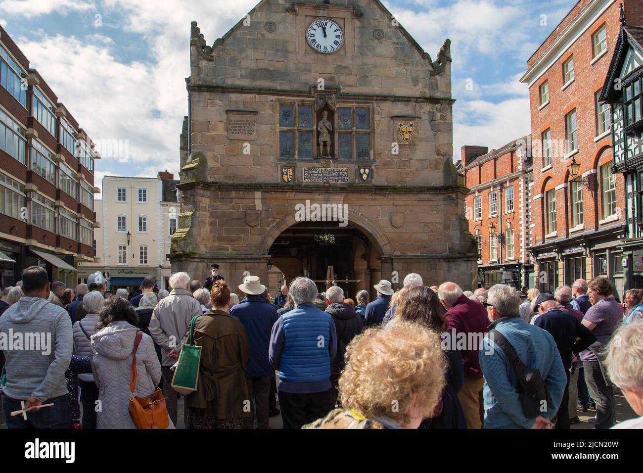 In der Old Market Hall versammeln sich die Menschen, um Pastoren der Shrewsbury Street zuzuhören und das Passionsspiel zu erleben, ein religiöses Drama mittelalterlichen Ursprungs. Stockfoto