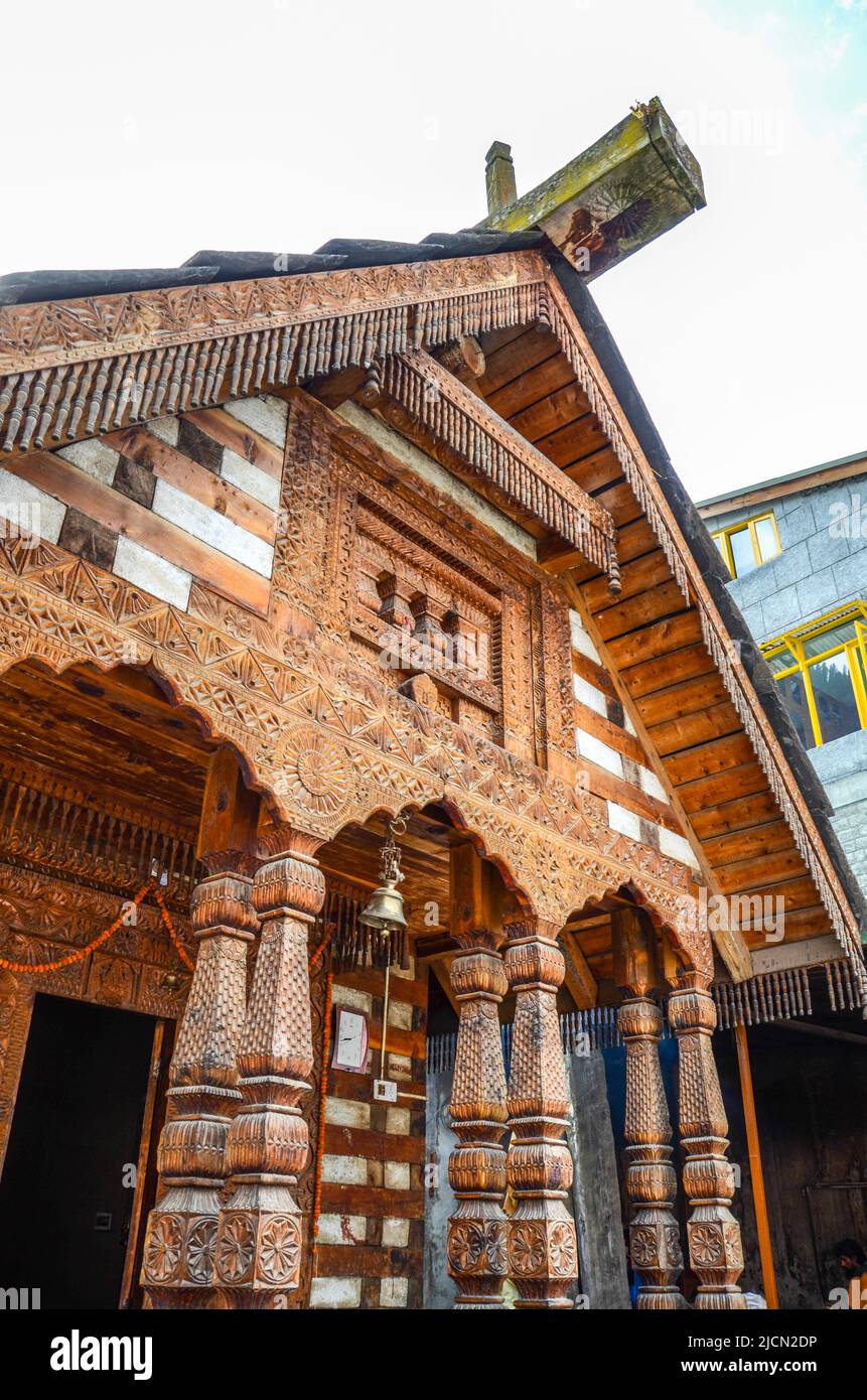 Geschnitzte Detail der Fassade der traditionellen Architektur von vashisht Tempel in Old Manali in Indien, Himachal Pradesh Stockfoto