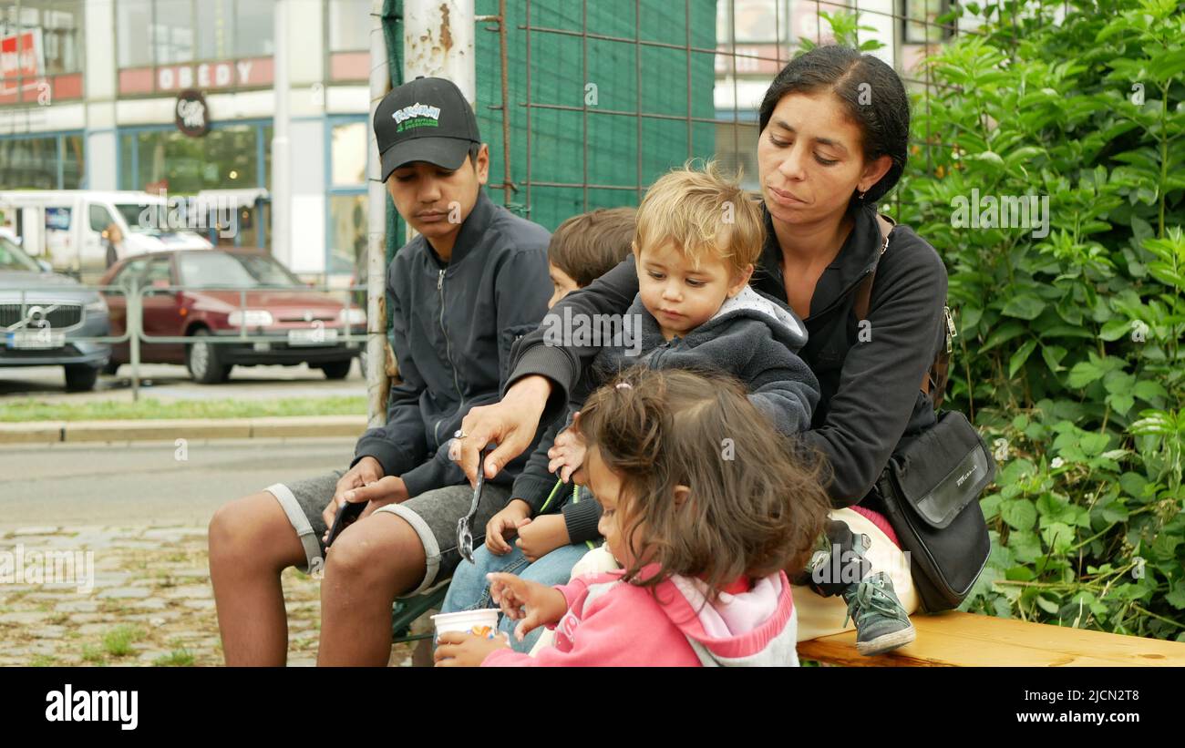 Immigranten Flüchtlinge Ukraine Haft Zigeuner Zigeunerlager Menschen Familie essen Kinder Kinderwagen Kind Roma Mutter Platzierung in Brünn ukrainischen Zug Stockfoto