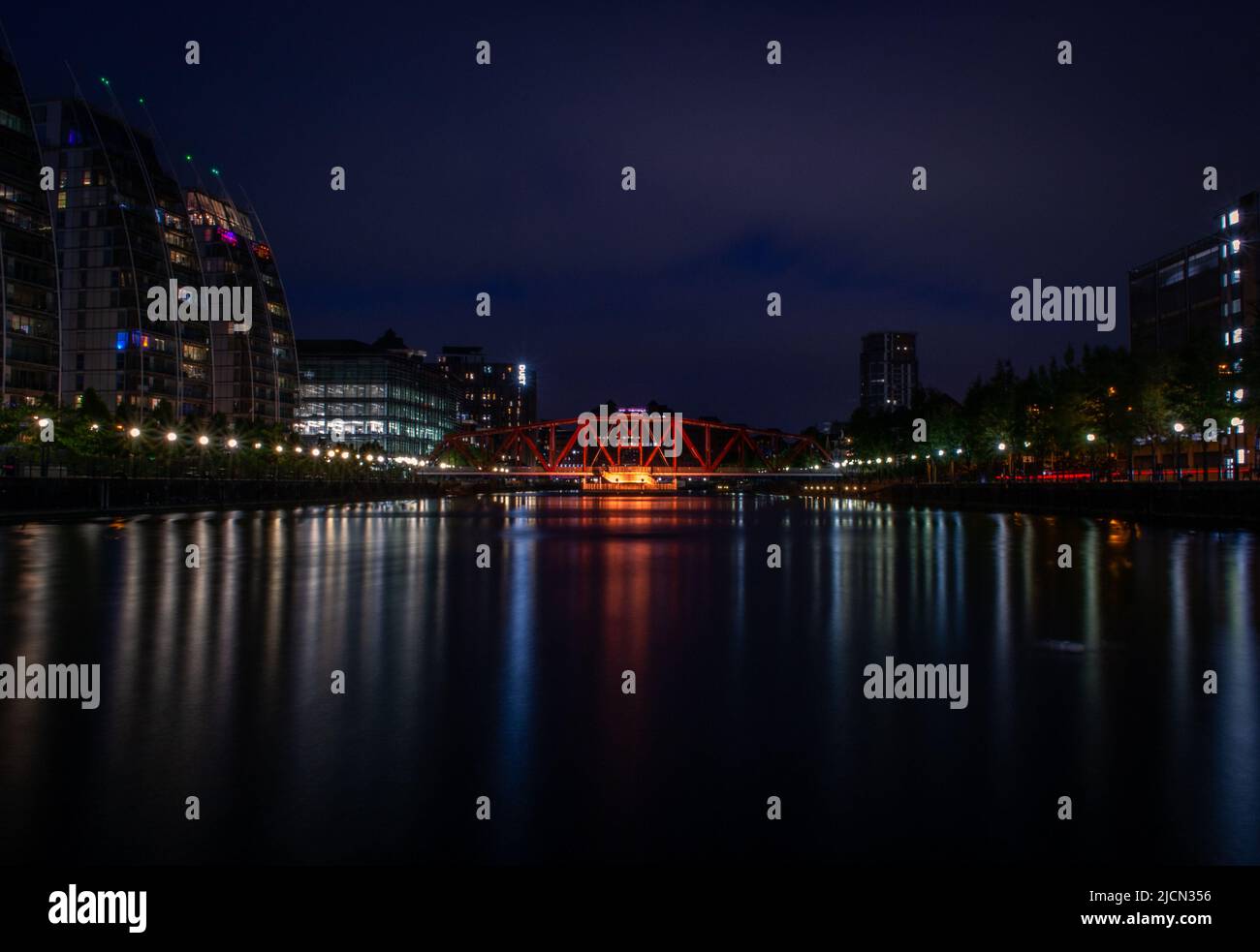 Hochhauswohnungen und Geschäftsgebäude bei Nacht, Salford Quays, Manchester, Greater Manchester, Großbritannien. Stockfoto