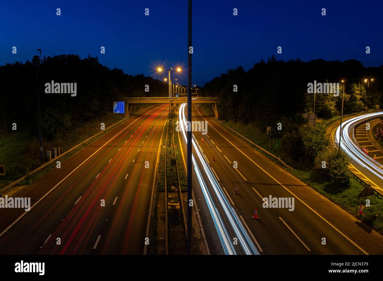 Langzeitbelichtung der Autobahn M56, in der Nähe des Flughafens Manchester, Manchester, Großbritannien. Stockfoto