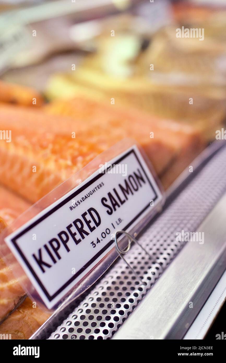 Kippered Salmon at Russ & Daughters ist eine kulinarische und kulturelle Ikone New Yorks, die für ihre köstlichen Speisen von höchster Qualität bekannt ist: Geräucherter Fisch, Kaviar. Stockfoto