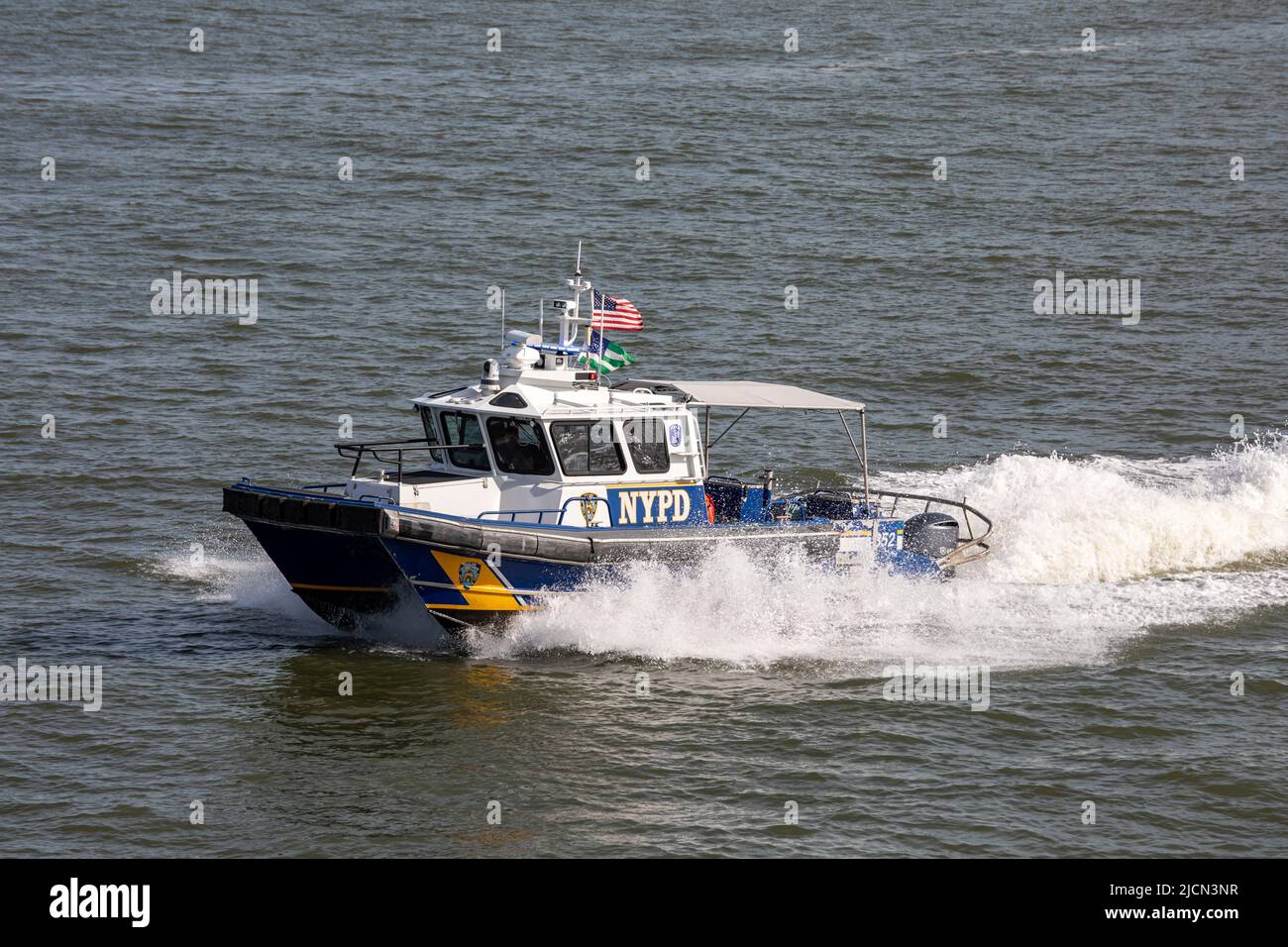NYPD Harbour Unit Boot zur Begleitung der Staten Island Ferry in New York City, Vereinigte Staaten von Amerika Stockfoto