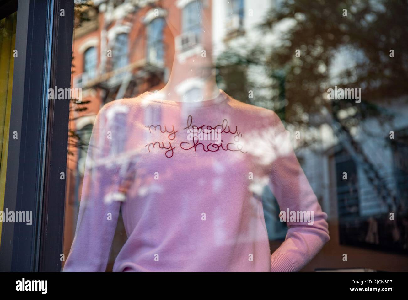 Mein Körper, meine Wahl. Rosa Pullover im Schaufenster im Meat Packing District von New York City, Vereinigte Staaten von Amerika Stockfoto