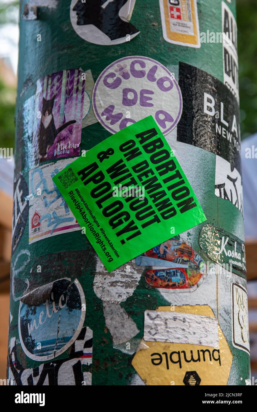 Abtreibung auf Anfrage und ohne Entschuldigung! Grüner politischer Aufkleber auf der Stange in Greenwich Village in New York City, Vereinigte Staaten von Amerika. Stockfoto