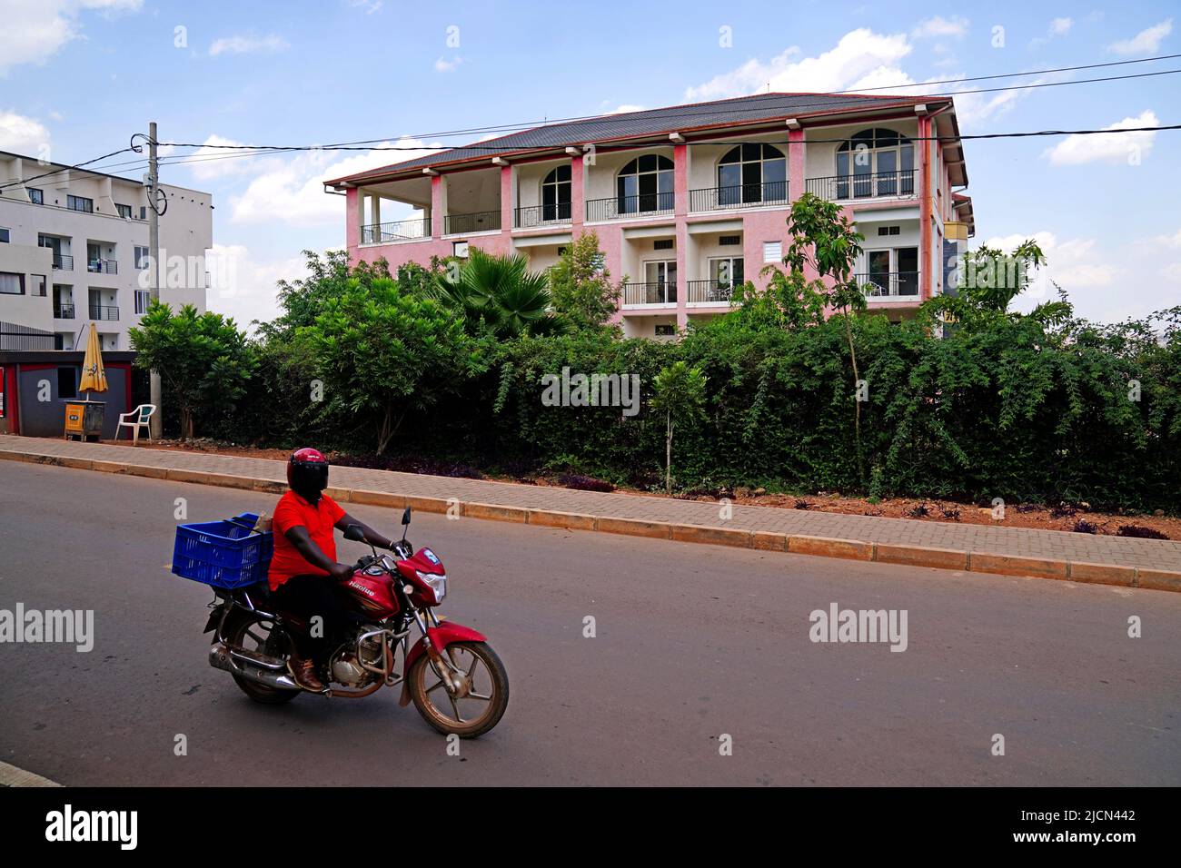 Das Desir Resort Hotel in Kigali, Ruanda, wo man annimmt, dass Migranten aus Großbritannien bei ihrer Ankunft mitgenommen werden. Bilddatum: Dienstag, 14. Juni 2022. Drei Richter des Berufungsgerichts unterstützten ein Urteil, das letzte Woche vom Obersten Gerichtshof erlassen wurde, wonach die umstrittenen Umzüge Schieß los. könnten, und wiesen eine Berufung von zwei Flüchtlingsorganisationen und der Gewerkschaft der öffentlichen und kommerziellen Dienstleistungen zurück. Siehe PA Geschichte POLITIK Ruanda. Das Foto sollte lauten: Victoria Jones/PA Wire Stockfoto