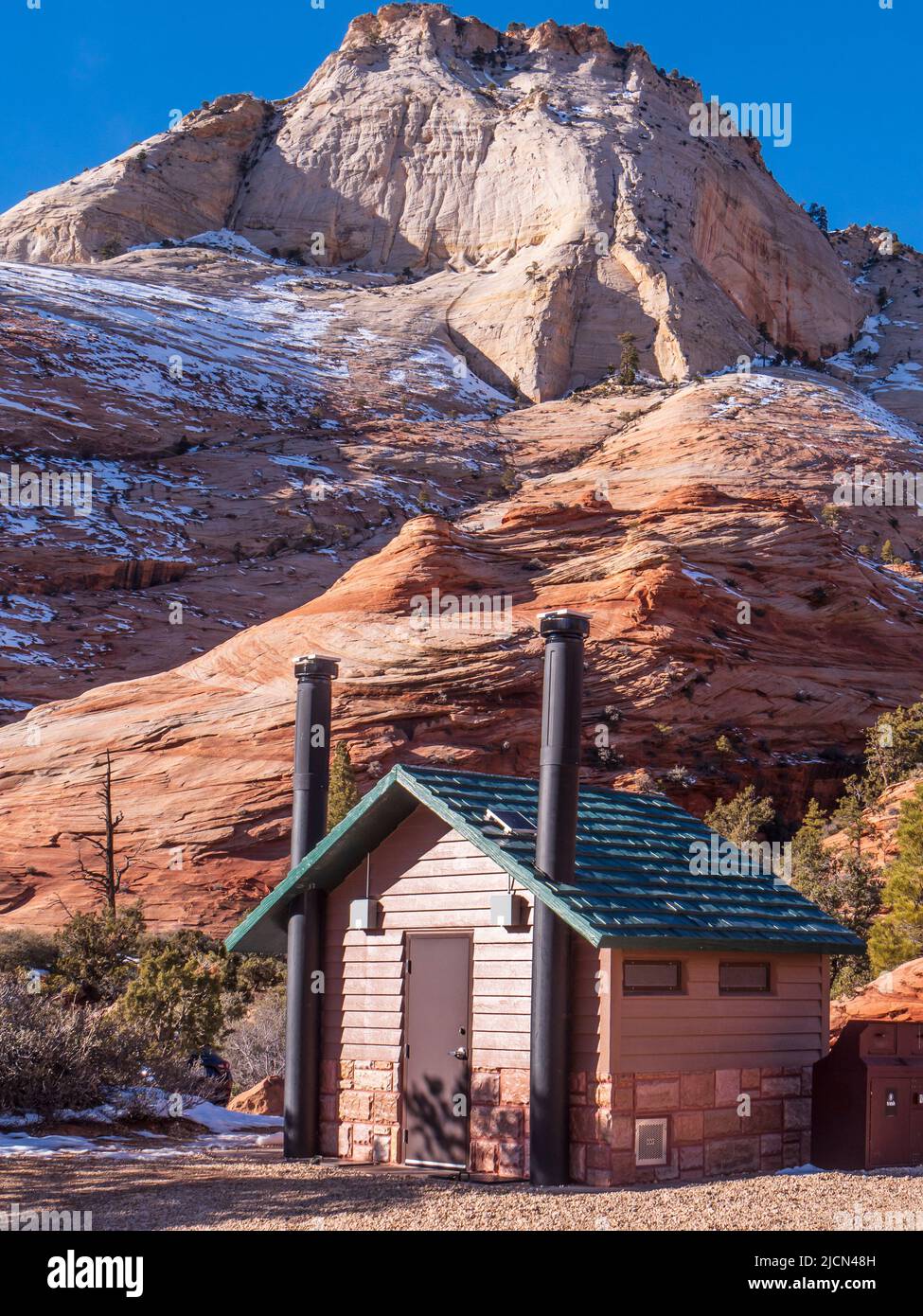 Vault Toilette und Klippen, Zion-Mount Carmel Junction Highway, Winter, Zion National Park, Utah. Stockfoto