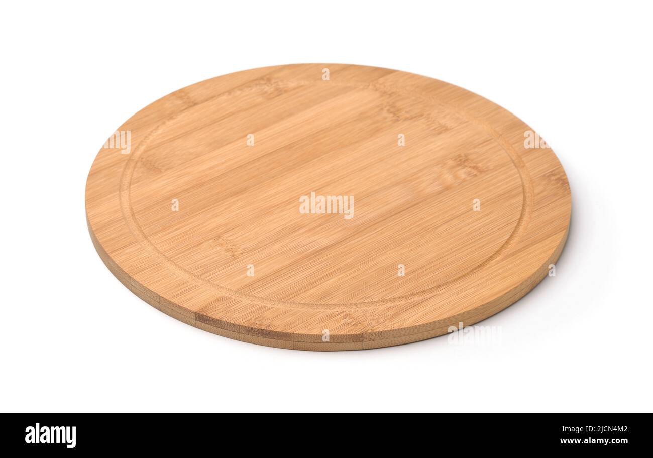 Leere runde Bambuspizzaplatte isoliert auf weiß Stockfoto