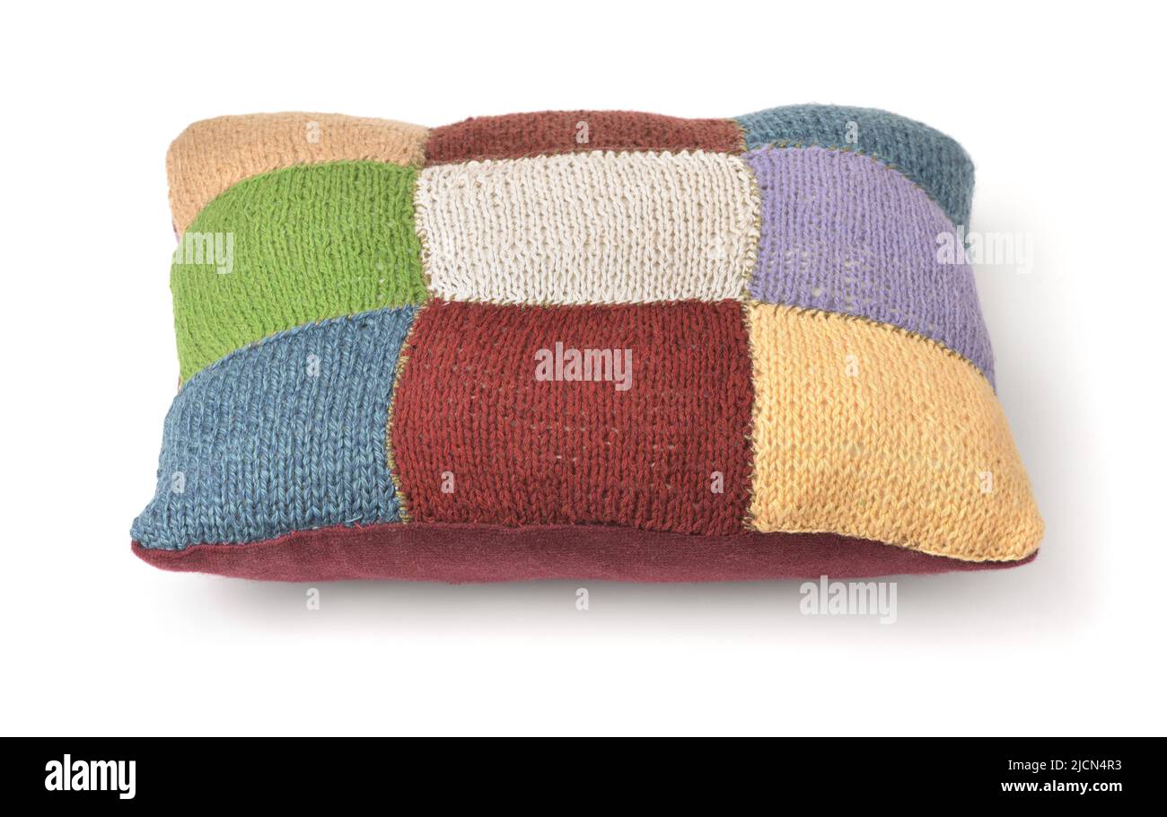 Bunte handgestrickte Kissen isoliert auf weiß Stockfoto