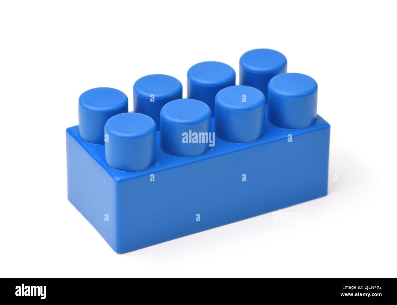 Einzelner blauer Plastikspielzeugstein isoliert auf Weiß Stockfoto