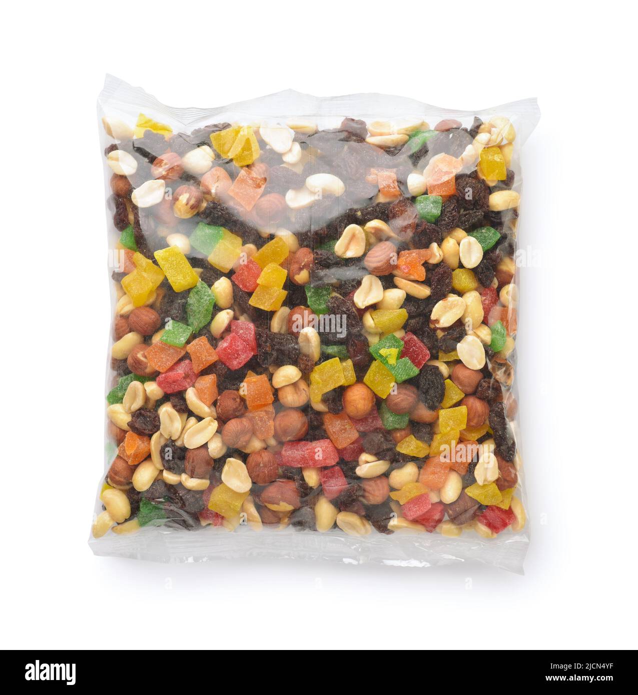 Vorderansicht von gemischten getrockneten Früchten und Nüssen in transparentem Kunststoffbeutel isoliert auf weiß Stockfoto