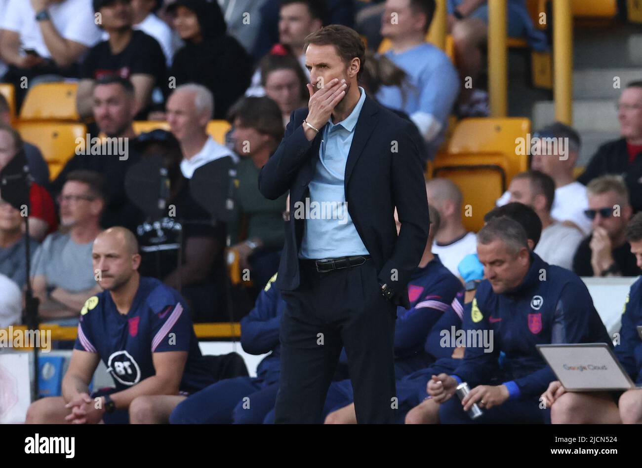 Wolverhampton, England, 14.. Juni 2022. Gareth Southgate-Manager von England schaut während des Spiels der UEFA Nations League in Molineux, Wolverhampton, auf. Bildnachweis sollte lauten: Darren Staples / Sportimage Stockfoto