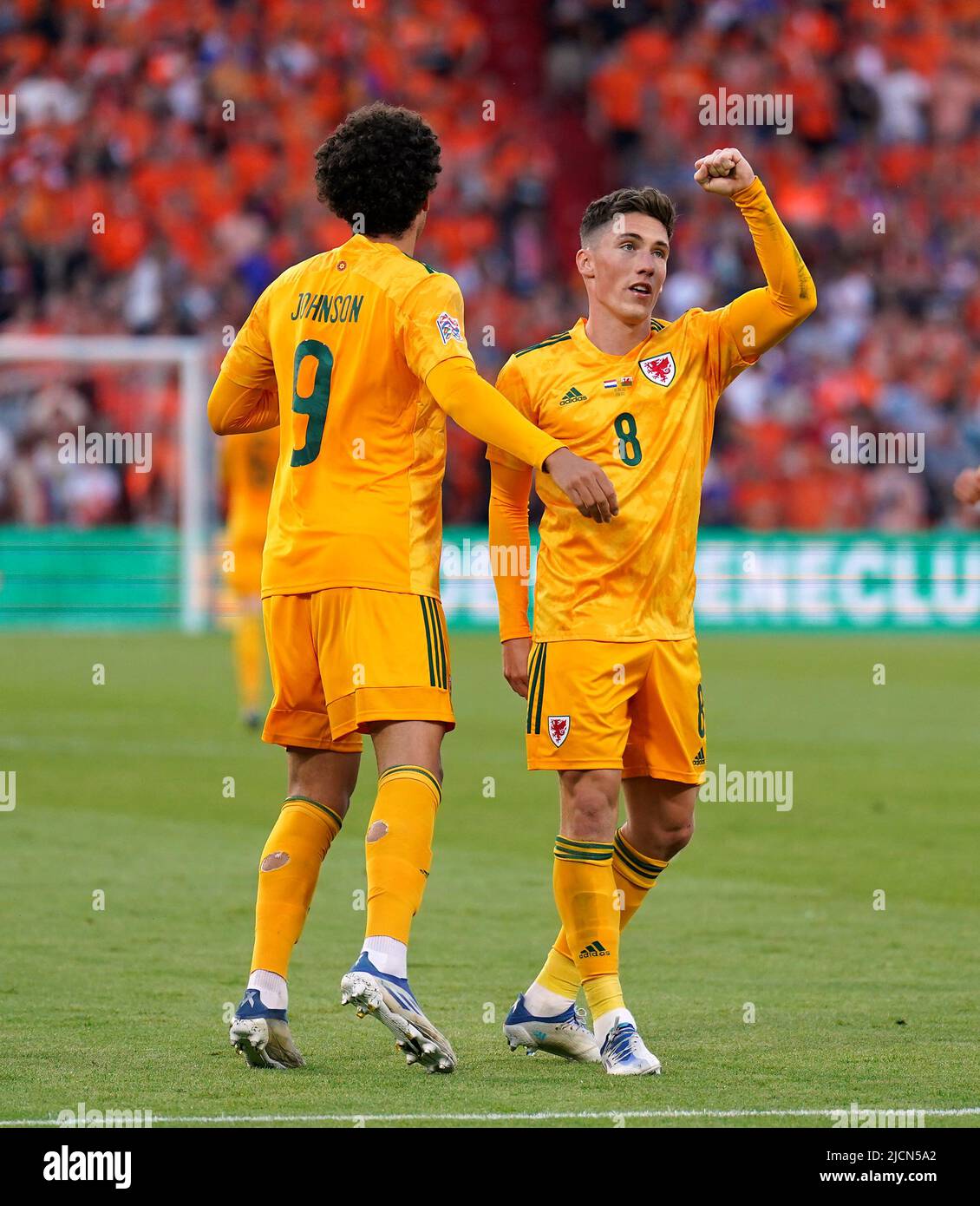 Wales Brennan Johnson feiert mit seinem Teamkollegen Harry Wilson (rechts) das erste Tor seiner Mannschaft während des Spiels der UEFA Nations League im Stadion Feijenoord, Rotterdam. Bilddatum: Dienstag, 14. Juni 2022. Stockfoto