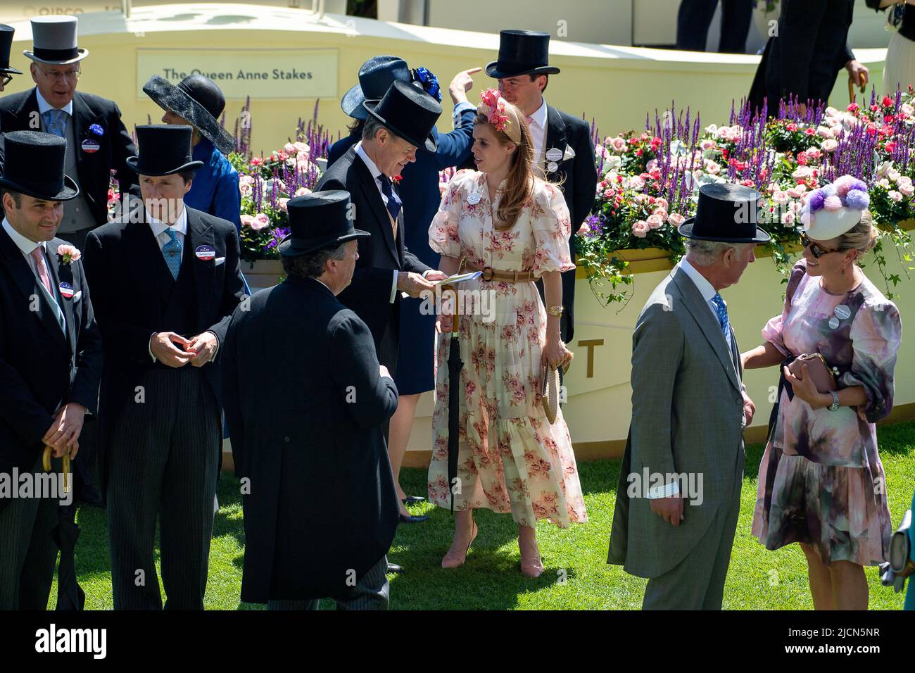 Ascot, Bergen, Großbritannien. 14.. Juni 2022. Prinzessin Beatrice trägt im Royal Ascot ein langes Blumenkleid. Quelle: Maureen McLean/Alamy Live News Stockfoto