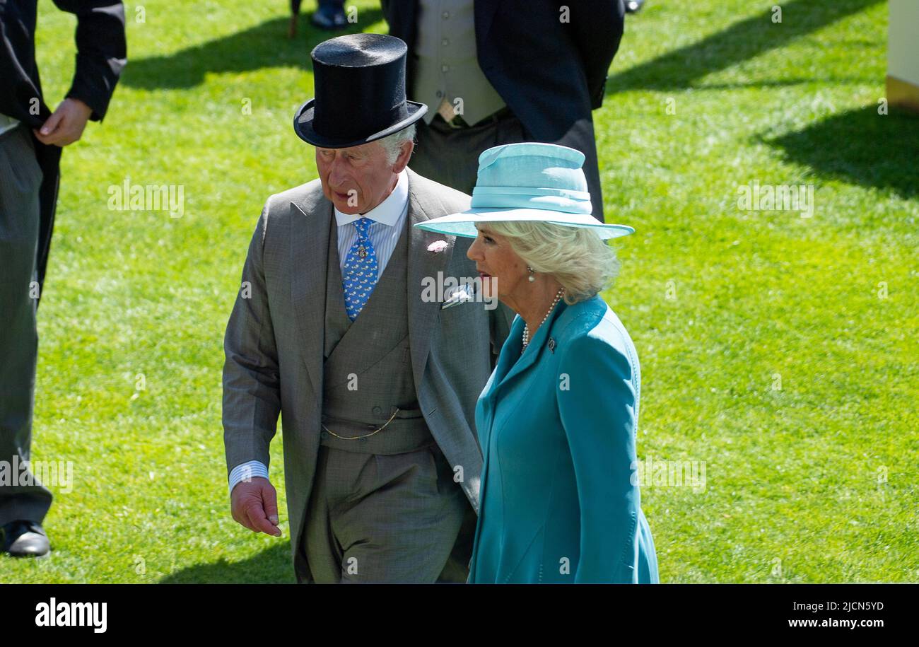 Ascot, Bergen, Großbritannien. 14.. Juni 2022. Prinz Charles, der Prinz von Wales und Camilla, Herzogin von Cornwall im Parade Ring bei Royal Ascot. Quelle: Maureen McLean/Alamy Live News Stockfoto