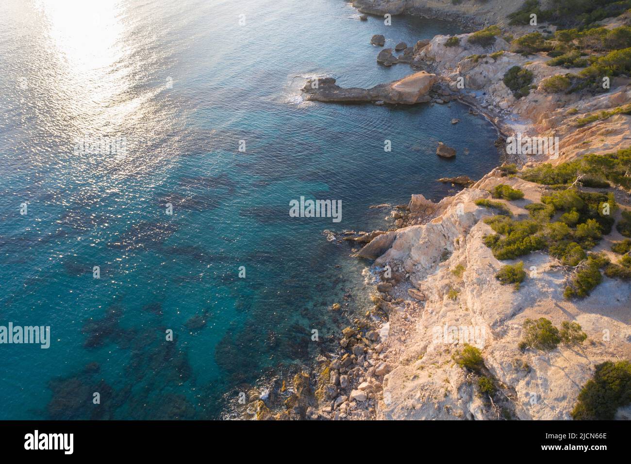 Luftaufnahme aus einem hohen Winkel auf Felsen und ruhiges türkisfarbenes Meerwasser Stockfoto