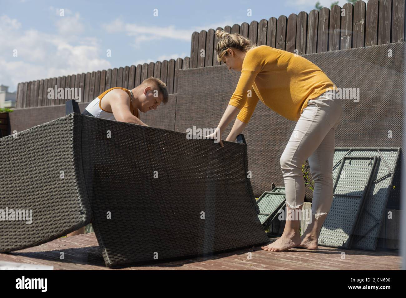 Paar Umzug in neues Haus, Montage Möbel Sofa für Terrasse, arbeiten zusammen Stockfoto