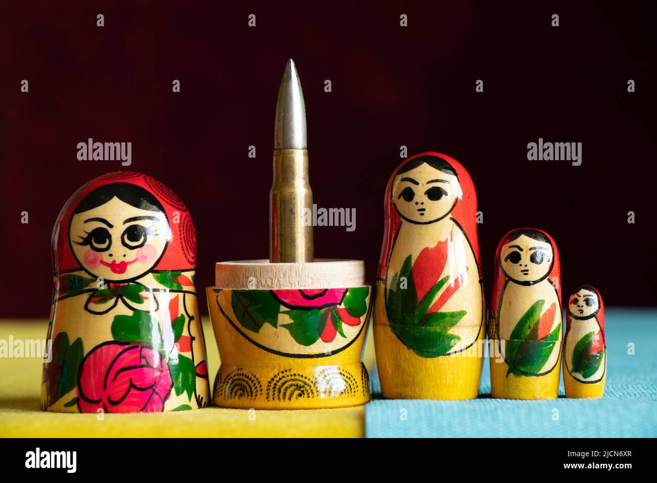 Russische Nistpuppe mit einer Kugel im Inneren, russische aggressive Kultur, Krieg in der Ukraine mit Russen 2022 Stockfoto