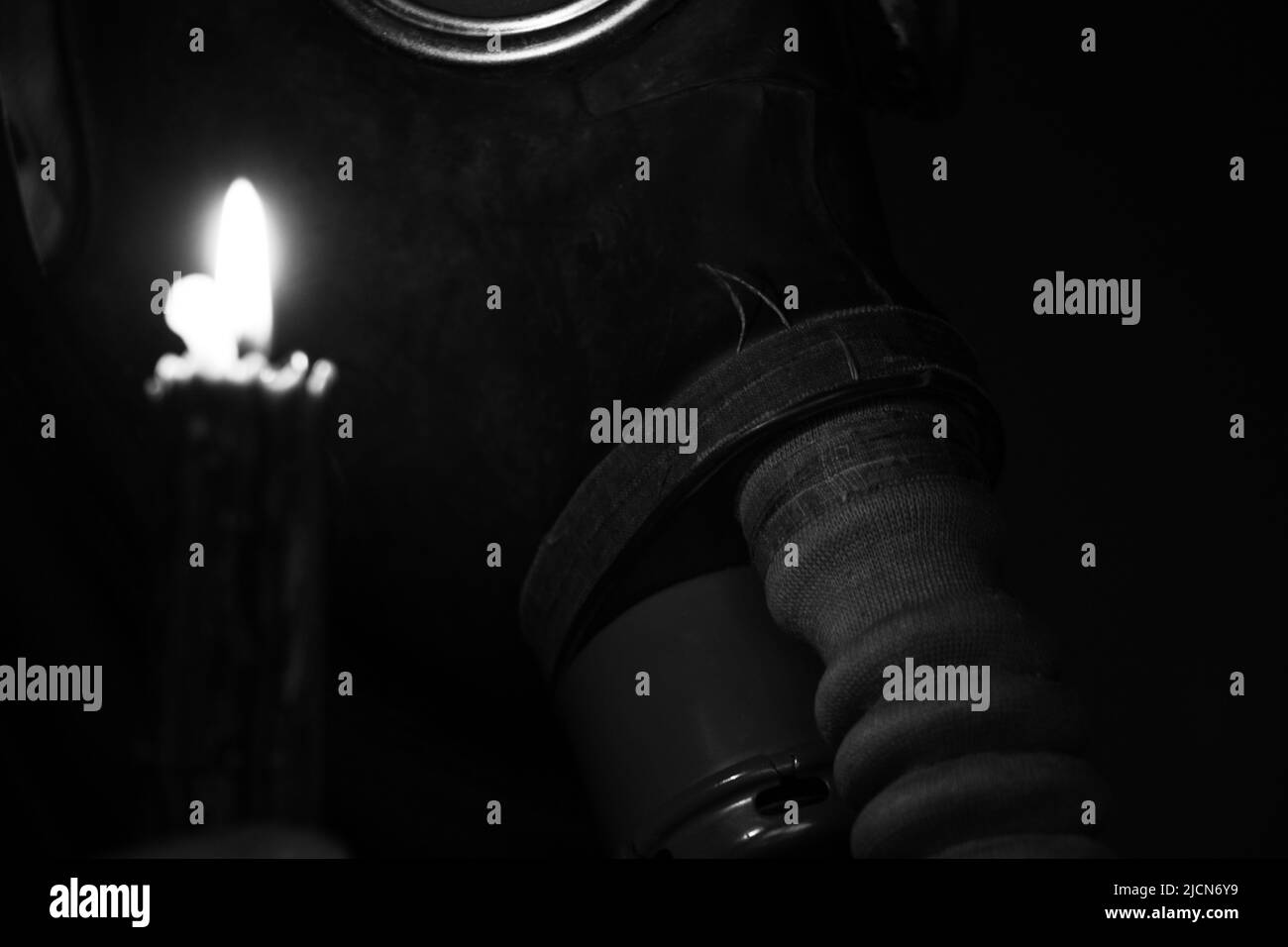 Soldat in einer sowjetischen Gasmaske im Dunkeln, Gasmaske, Gasangriff Stockfoto