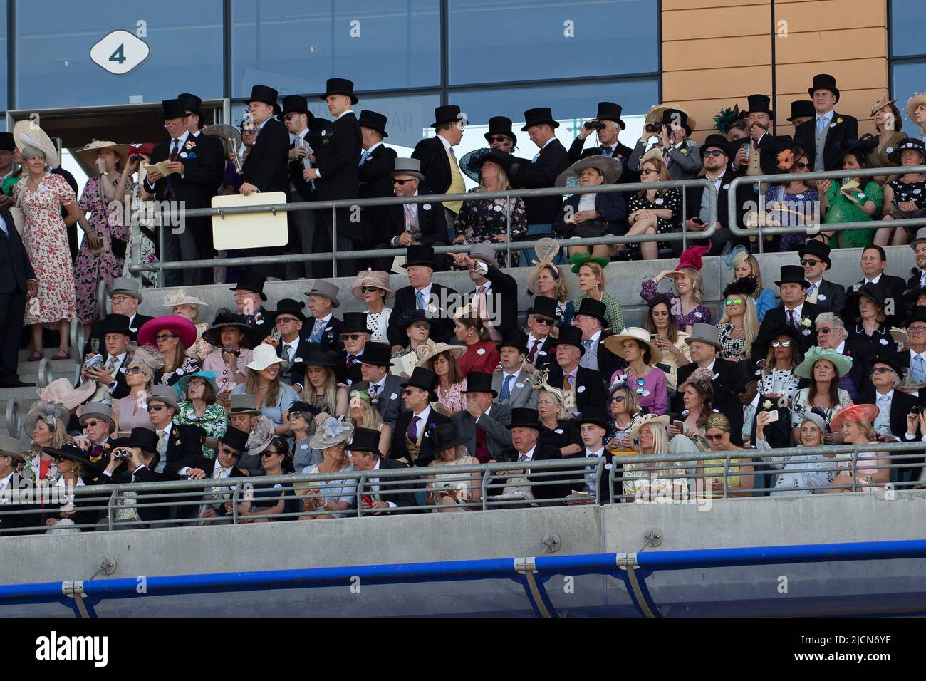 Ascot, Bergen, Großbritannien. 14.. Juni 2022. Gäste genießen den ersten Tag von Royal Ascot an einem schönen sonnigen Tag auf der Rennbahn Ascot. Quelle: Maureen McLean/Alamy Live News Stockfoto