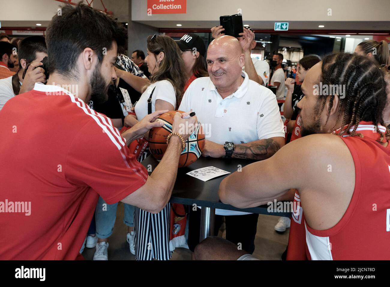 Lissabon, 06/14/2022 Autogrammstunde der Benfica Basketballspieler