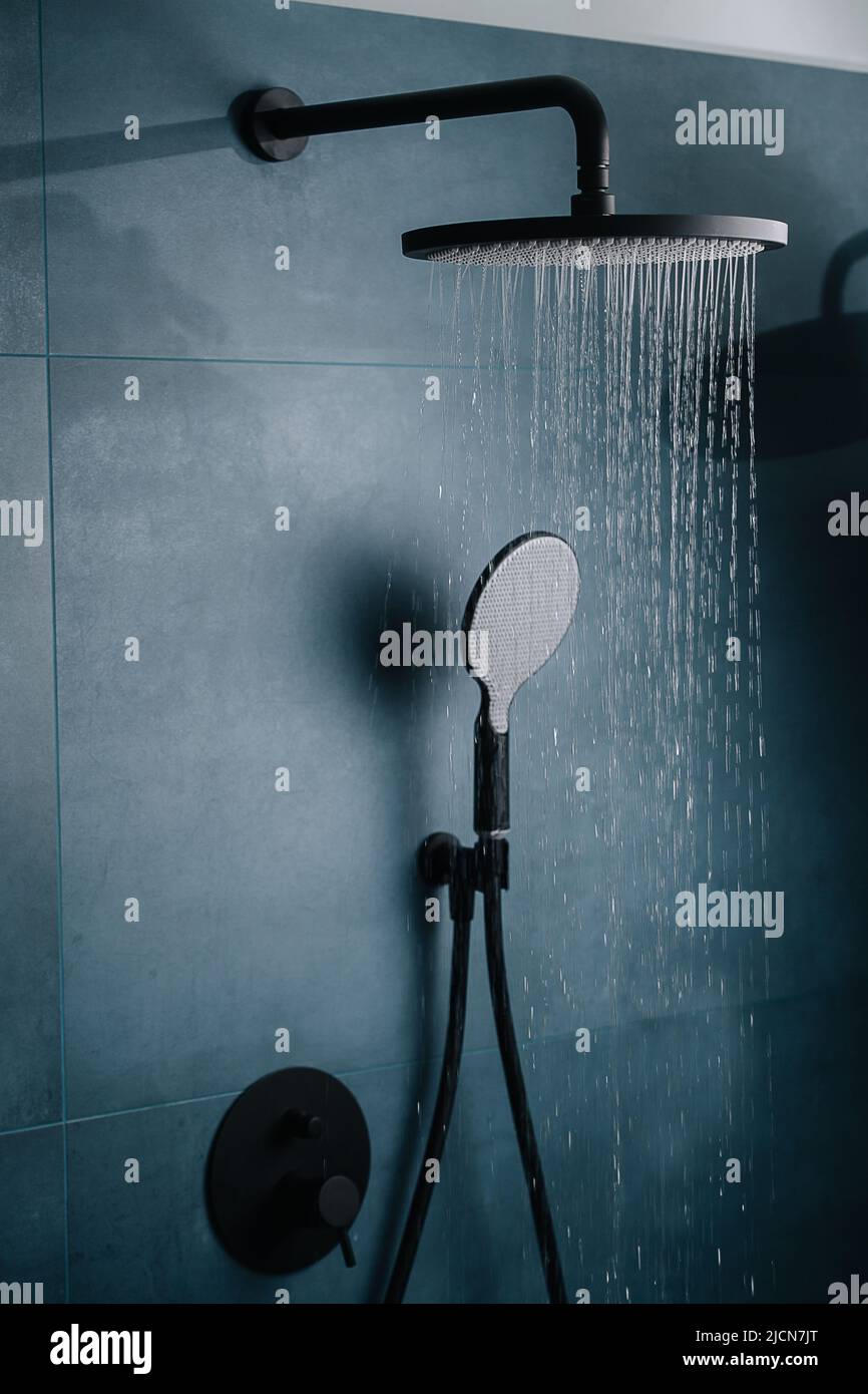 Wasser läuft vom oberen Duschkopf. In einem Sanitär-Shop als Demonstration Stockfoto