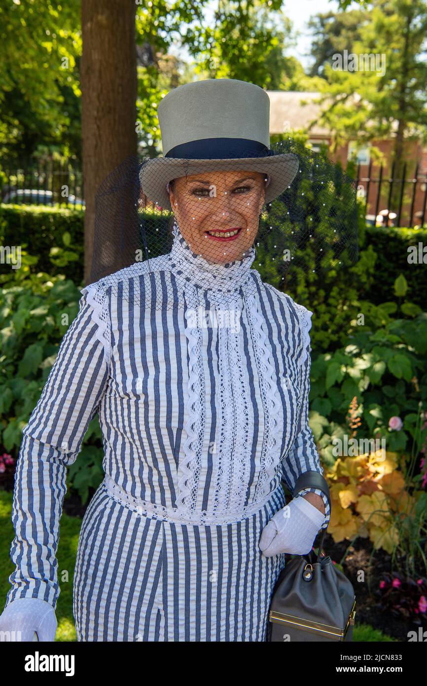 Ascot, Bergen, Großbritannien. 14.. Juni 2022. Judith Beckett trägt ein glamouröses Outfit, das im vergangenen Jahr zu Royal Ascot gestylt wurde. Quelle: Maureen McLean/Alamy Live News Stockfoto