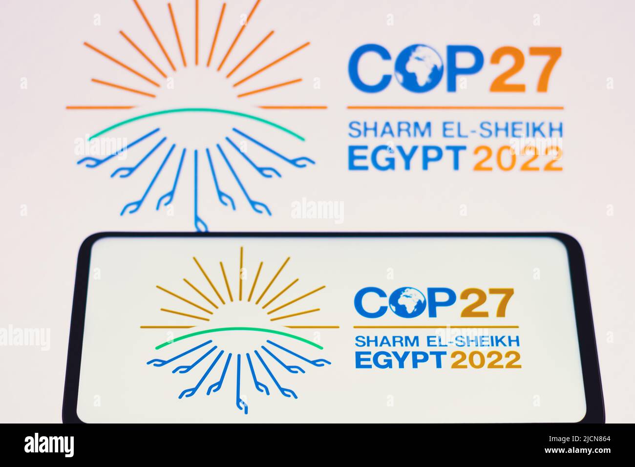 In dieser Abbildung ist das Logo der UN-Klimakonferenz 2022 COP27 auf einem Smartphone-Bildschirm und im Hintergrund zu sehen. Die Klimakonferenz 2022 der Vereinten Nationen COP27 findet vom 7-18. Bis 20. November 2022 in Sharm El-Sheikh, Ägypten, statt. Stockfoto