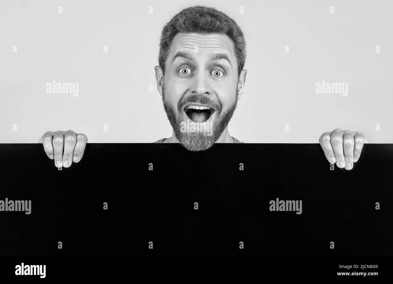 Überraschte Mann mit Kopieplatz für Werbung. Guy Werbung. Ankündigung. Stockfoto