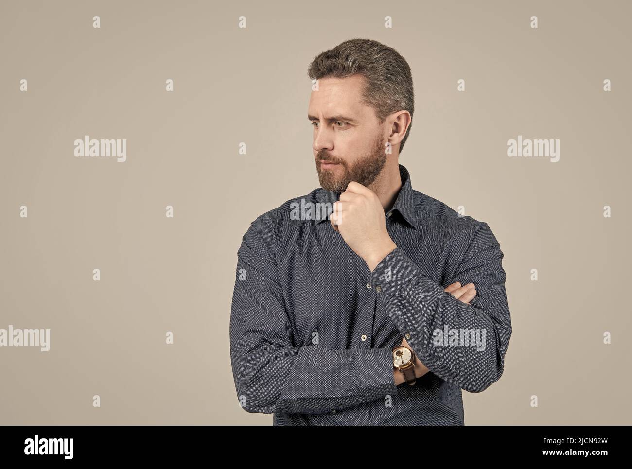 Unrasiert Mann mit stilvollen Bart Haarform sehen ernst in lässigen Stil Hemd, Barbering, Copy Space Stockfoto