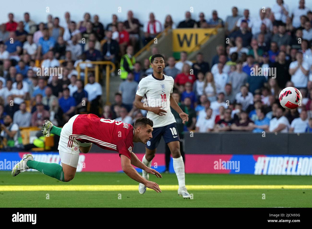 Wolverhampton, Großbritannien. 14.. Juni 2022. Willi Orban aus Ungarn (L) geht auf sein eigenes Ziel zu. UEFA Nations League, Gruppe c Spiel, England gegen Ungarn im Molineux Stadion in Wolverhampton, England am Dienstag, 14.. Juni 2022. Nur zur redaktionellen Verwendung. Bild von Steffan BowenAndrew Orchard Sports Photography/Alamy Live News Credit: Andrew Orchard Sports Photography/Alamy Live News Stockfoto