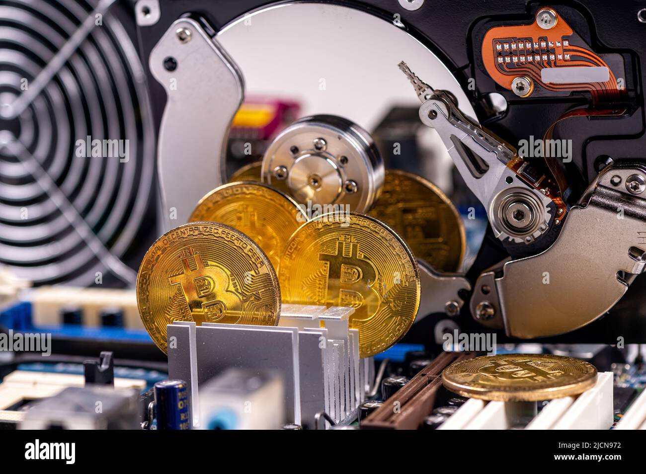 Nahaufnahme von Goldbitcoin auf Computerkomponenten Hintergrund, Technologie und digitale Währung Konzept Stockfoto