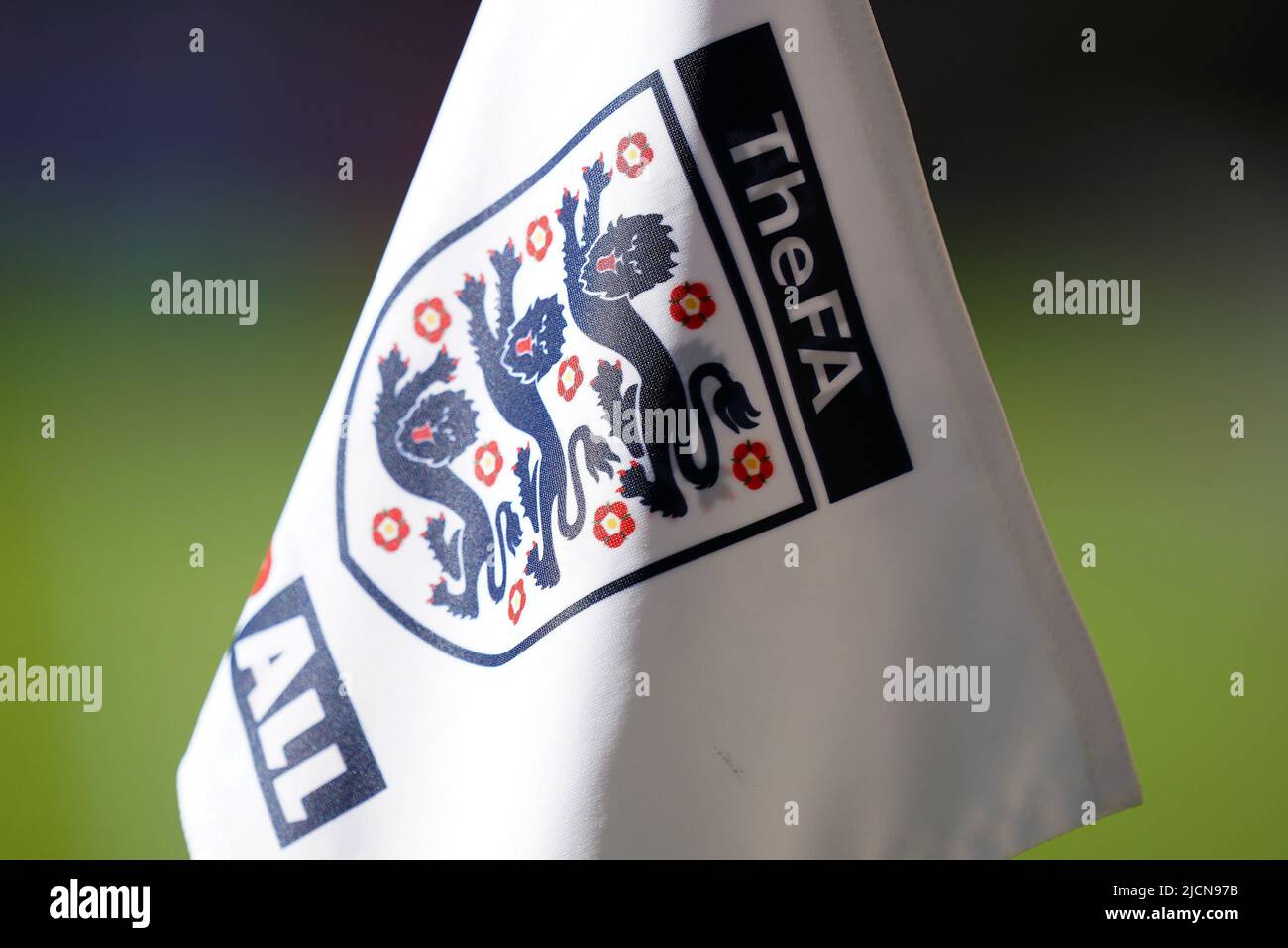 Wolverhampton, Großbritannien. 14.. Juni 2022. DIE FA-Eckflagge ist abgebildet. UEFA Nations League, Gruppe c Spiel, England gegen Ungarn im Molineux Stadion in Wolverhampton, England am Dienstag, 14.. Juni 2022. Nur zur redaktionellen Verwendung. Bild von Steffan BowenAndrew Orchard Sports Photography/Alamy Live News Credit: Andrew Orchard Sports Photography/Alamy Live News Stockfoto