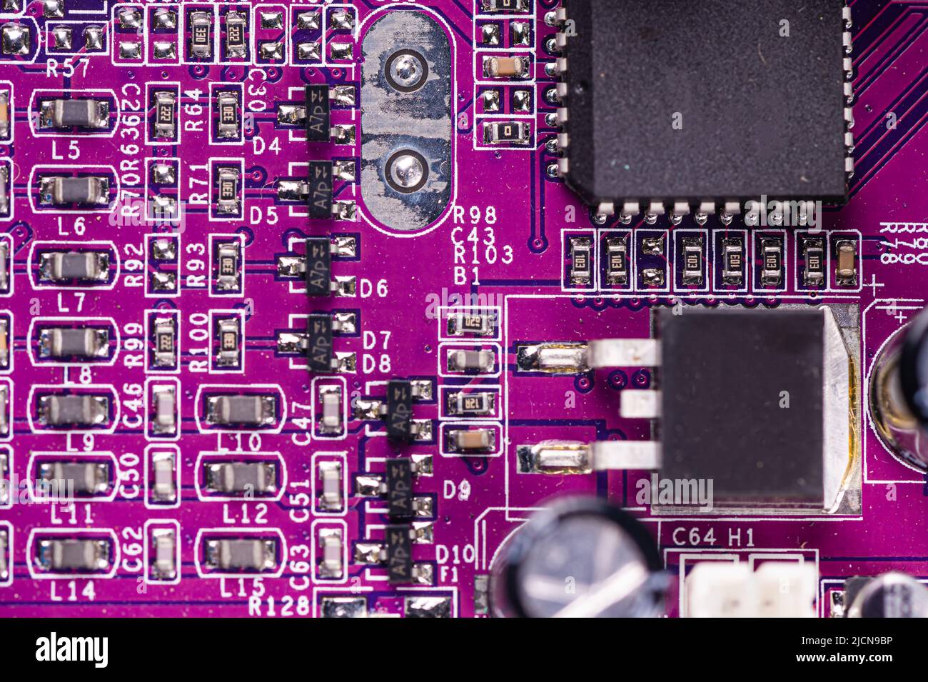 Makro-Nahaufnahme des Mikrochips auf roter Leiterplatte, Computer-Motherboard mit Komponenten Stockfoto