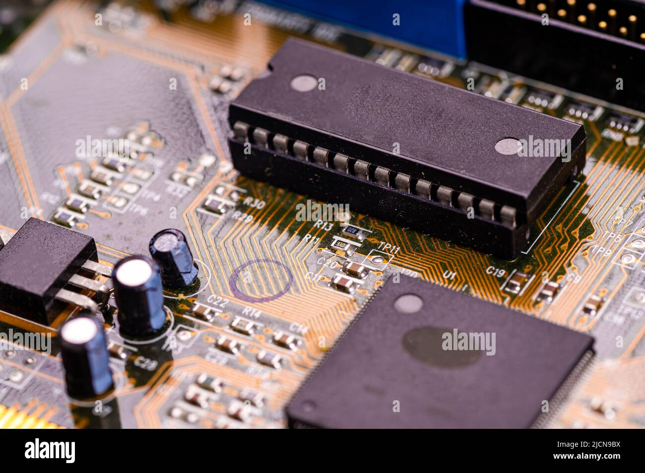 Makro-Nahaufnahme des Mikrochips auf der Leiterplatte, Computer-Motherboard mit Komponenten Stockfoto