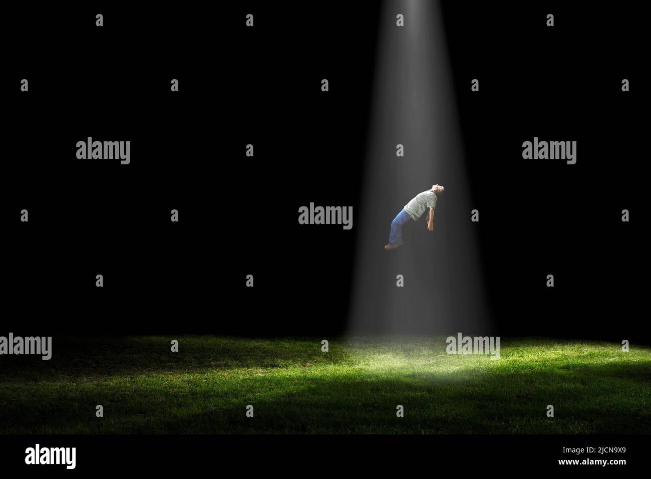 Mann, der von einem UFO entführt wird Stockfoto