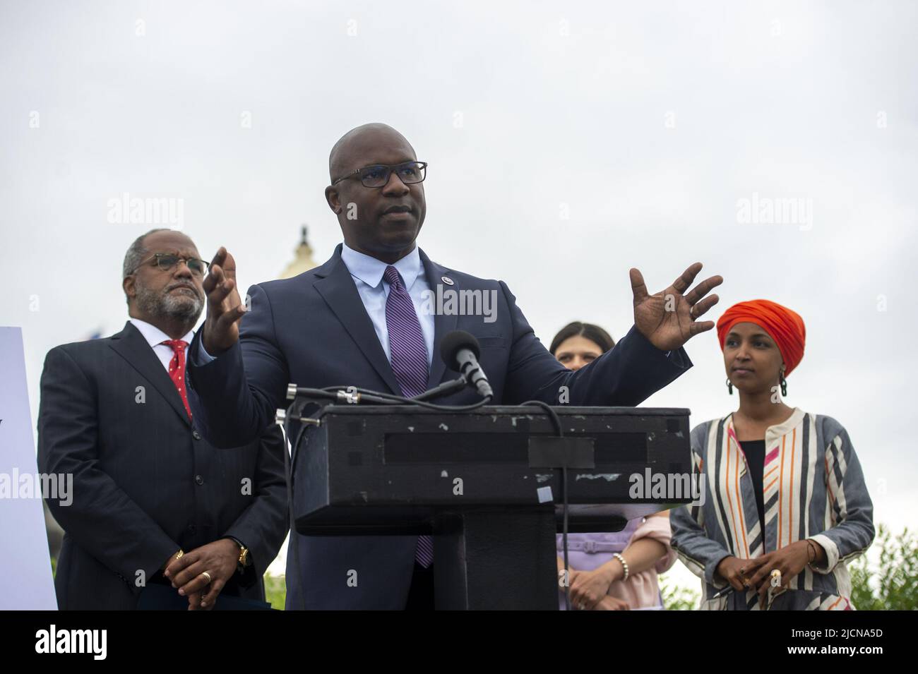 Washington, Usa. 14.. Juni 2022. Der Repräsentant Jamal Bowman, D-NY, spricht als der Repräsentant Troy Carter, D-LA, der Repräsentant Haley Stevens, D-MI und der Repräsentant Ilhan Omar, D-MN, während einer Pressekonferenz vor dem US-Kapitol darüber, wie die globale und inländische Nahrungsmittelkrise in Washington, DC am Dienstag, den 14. Juni 2022, gelindert werden kann. Foto von Bonnie Cash/UPI Credit: UPI/Alamy Live News Stockfoto