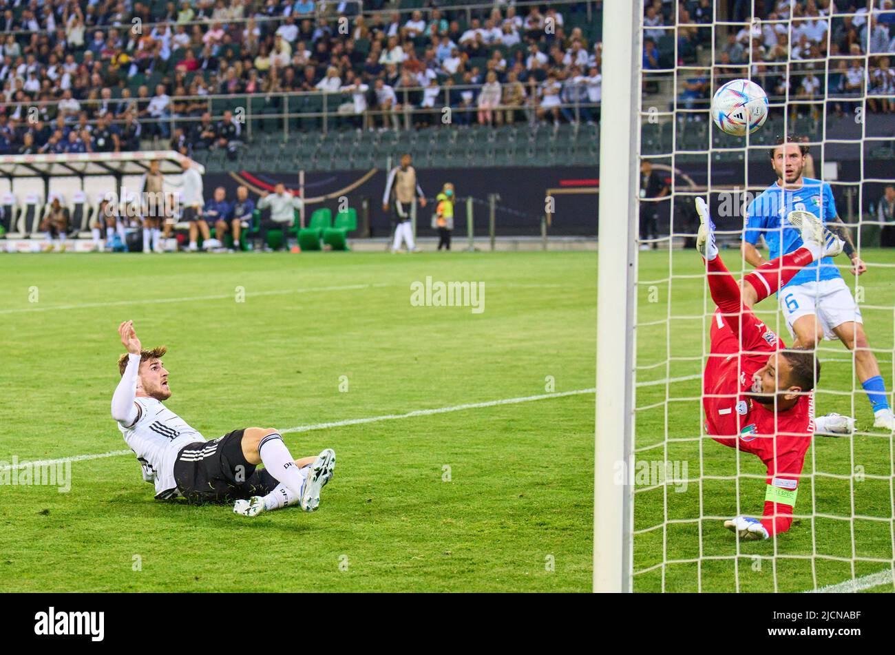 Mönchengladbach, 14.. Juni 2022, Timo Werner, DFB 9 Punkte, schießt Tor, Tor, Treffer, Torschuss, 4-0 gegen Gianluigi Donnarumma, ITA-Torwart 1 im UEFA Nations League 2022 Spiel DEUTSCHLAND - ITALIEN in der Saison 2022/2023 am 14. Juni 2022 in Mönchengladbach, Deutschland. © Peter Schatz / Alamy Live News Stockfoto