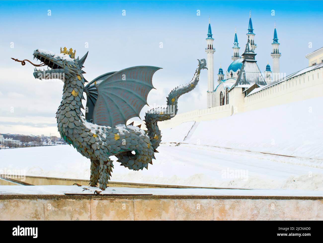 Kazan. Russland. Das Symbol der Stadt vor dem Hintergrund des Kasaner Kremls mit der Kul-Sharif Moschee Stockfoto