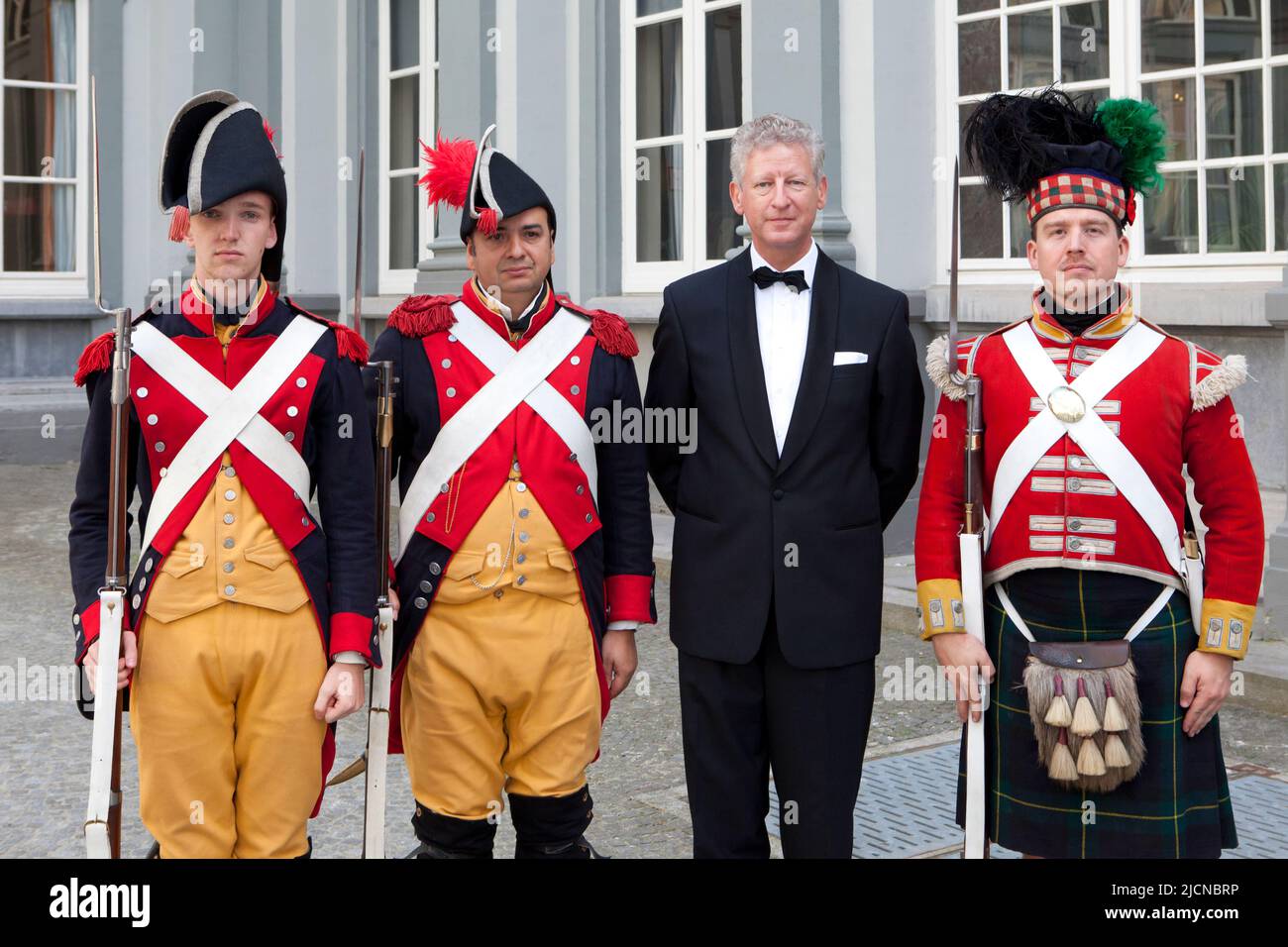 Der belgische Verteidigungsminister Pieter De Crem mit zwei französischen Gendarmen und einem Gordon Highlander beim Ball der Herzogin von Richmond in Brüssel, Belgien Stockfoto