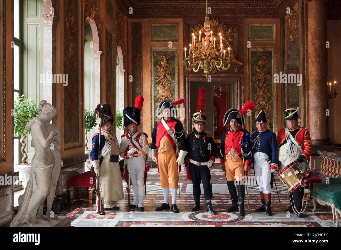 Verschiedene französische Soldaten und Gendarmen während der napoleonischen Nachstellung des Balls der Herzogin von Richmond im Egmont Palace in Brüssel, Belgien Stockfoto
