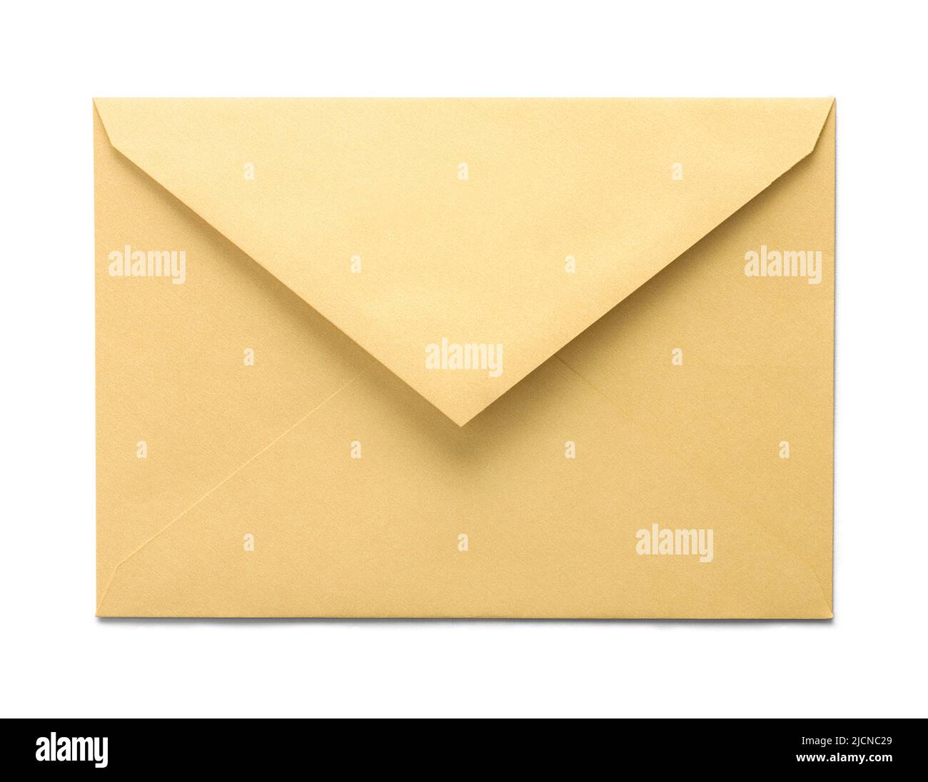 Öffnen Sie den gelben Papierumschlag, und schneiden Sie den Umschlag auf Weiß aus. Stockfoto