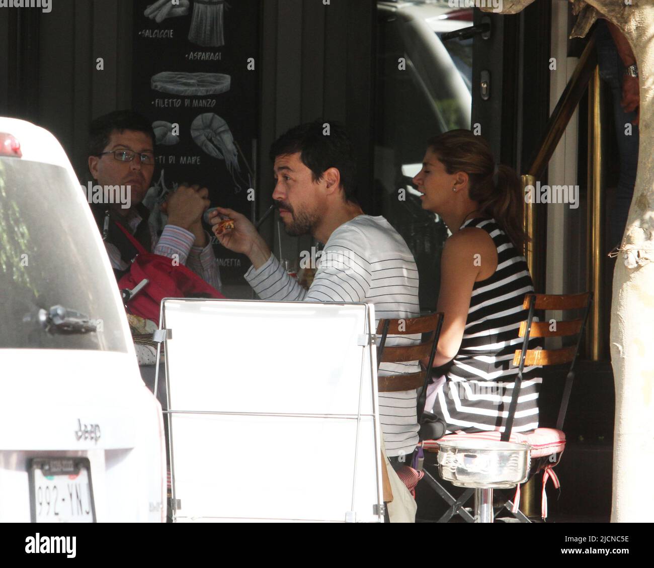 Mexico D.F., 05/01/2014, Paparazzi, El integrante del grupo Cafe Tacvba Emmanuel del Real El Meme con su familia en un Restaurante de la Ciudad de Mexico. Stockfoto