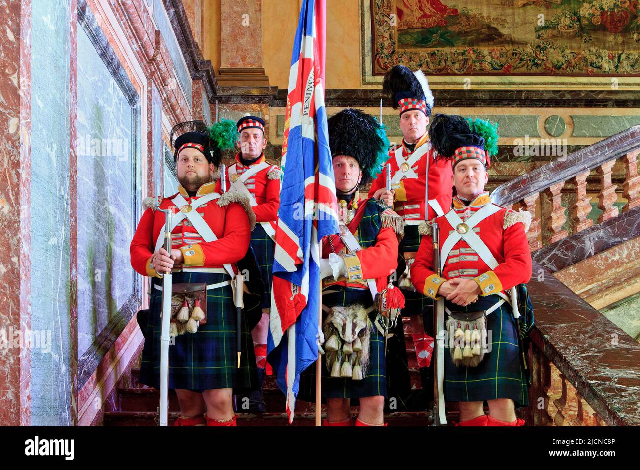 De gauche à droite) Officier des Gordon Highlanders - Un Yéoman Warder