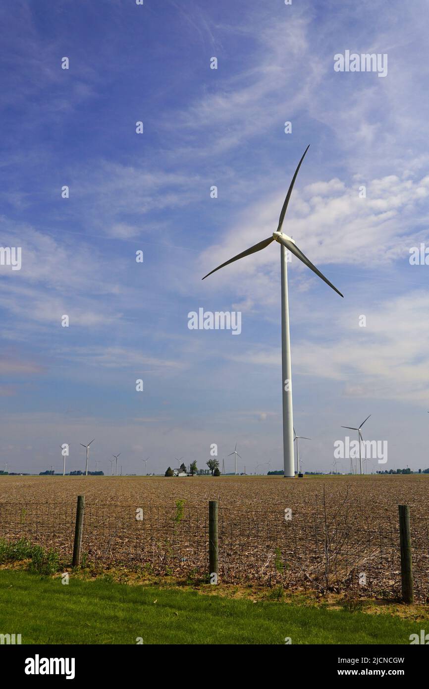 Winderzeugter Strom mit Hilfe von Tubinen auf den Feldern eines Bauernhofes in Ohio. Vertikales Bild. Stockfoto