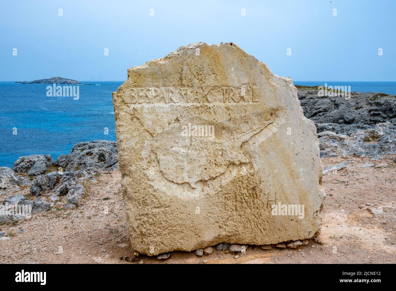 Die Umrisse der Insel Zypern, die auf einer Kalksteinplatte geschnitzt ist, markieren den östlichsten Punkt der Insel, das Kap Apostolos Andreas. Zypern. Stockfoto