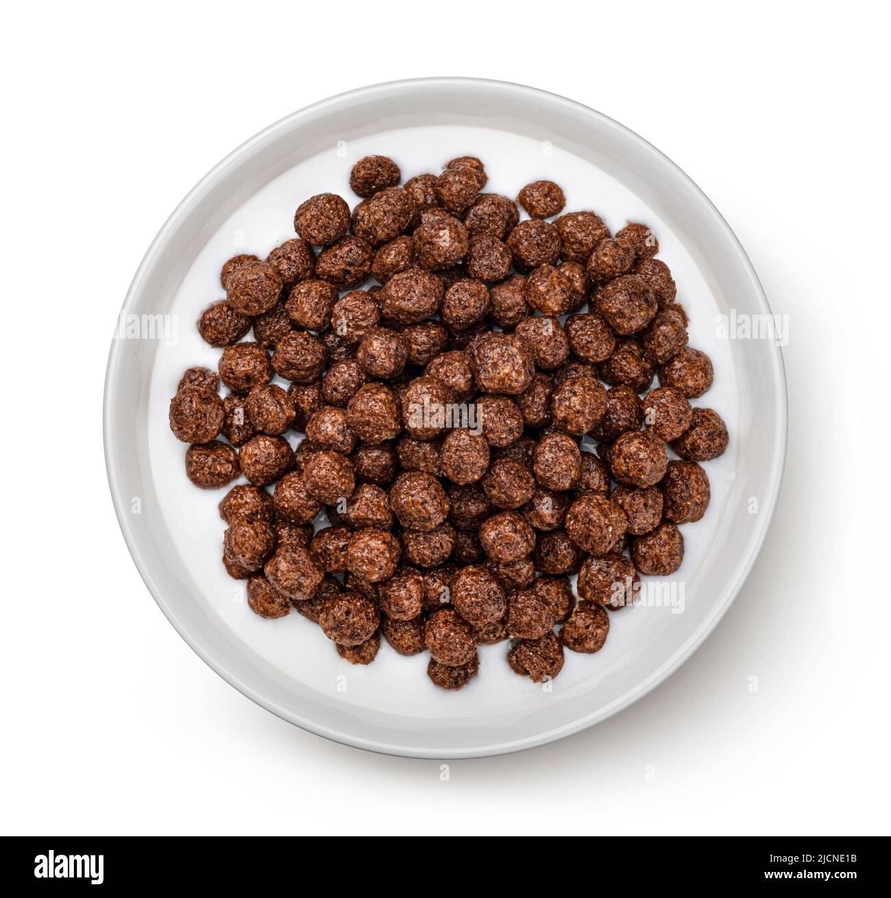 Schokoladen-Maiskugeln mit Milch isoliert auf weiß, Draufsicht Stockfoto